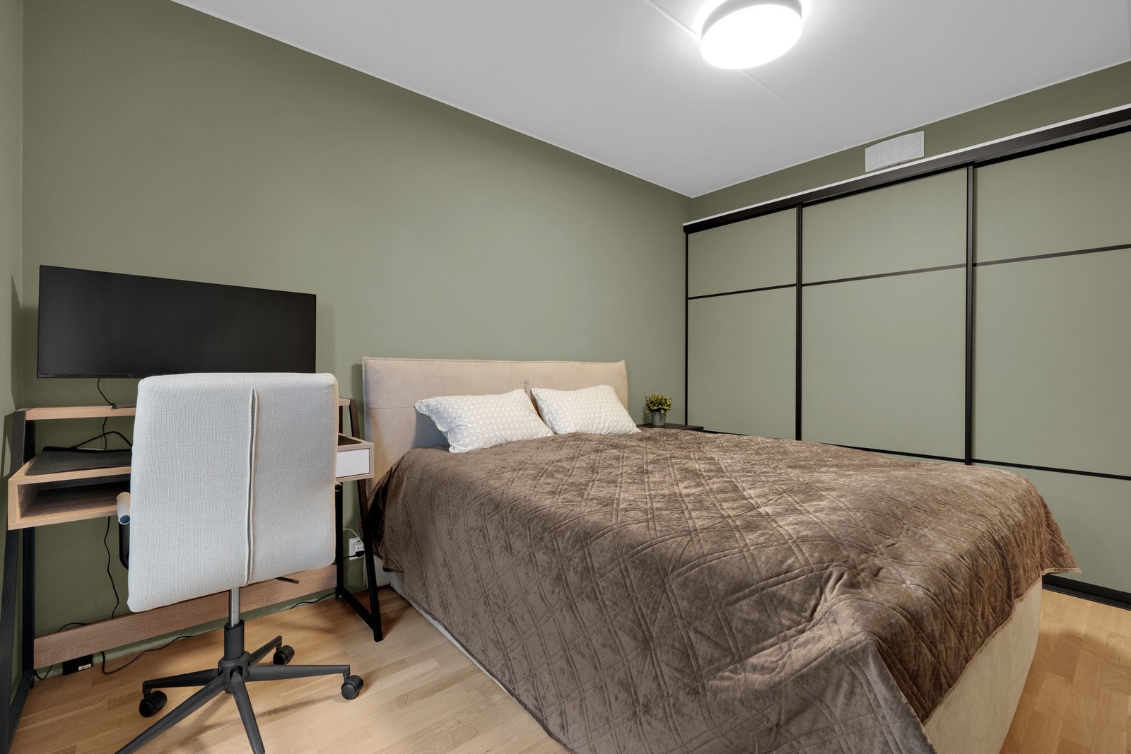 Her er det plass for nattbord, skrivebord og dobbeltseng. Praktisk innebygget skyvedørsgarderobe. Galleribilde