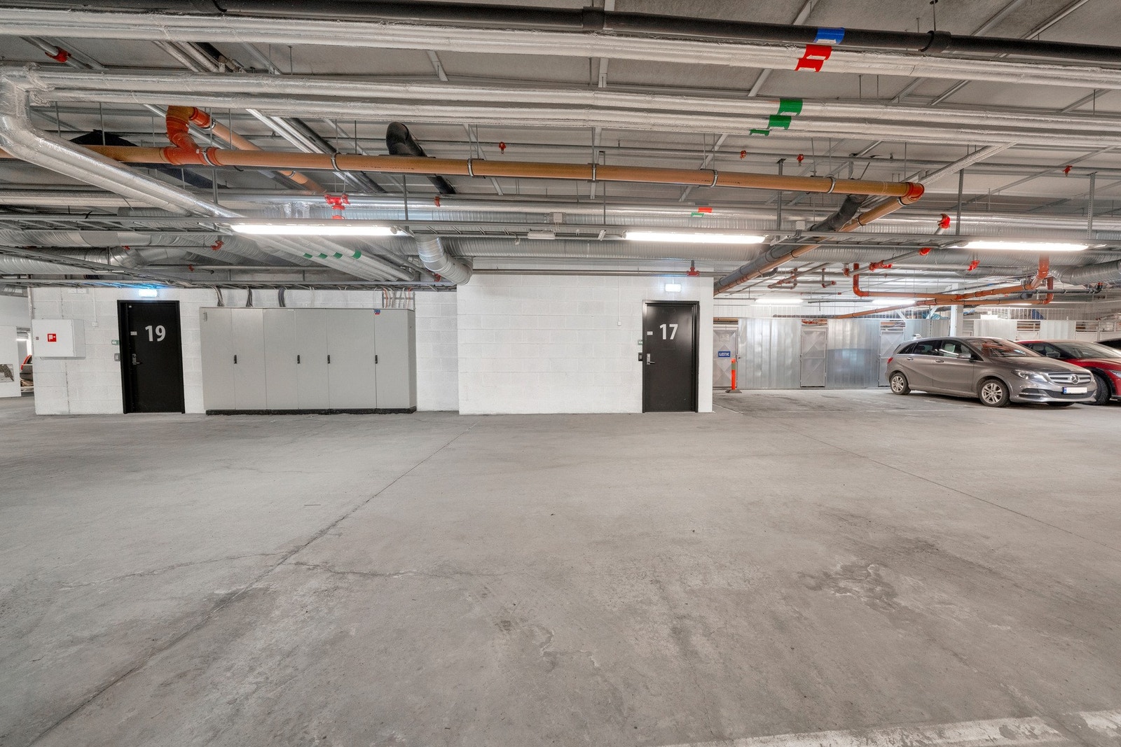 I den store garasjen er det også rikelig med gjesteplasser Galleribilde