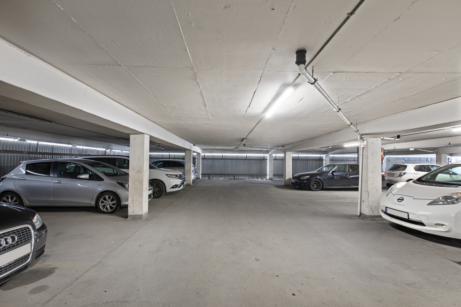 Alle andeler har egen garasjeplass i felles garasjeanlegg. Det er mulighet for tilrettelegging for el-bil lading ved henvendelse til styret. Galleribilde