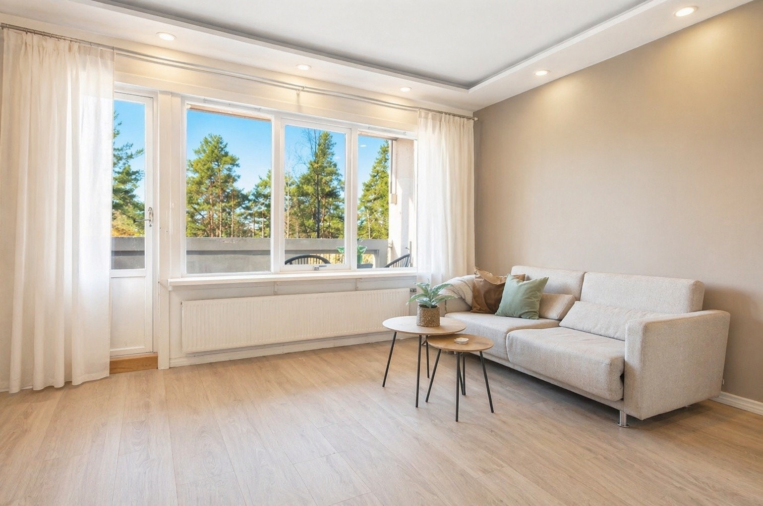 Her er det god plass til både TV-hjørne, spiseplass og en komfortabel sofagruppe. Galleribilde