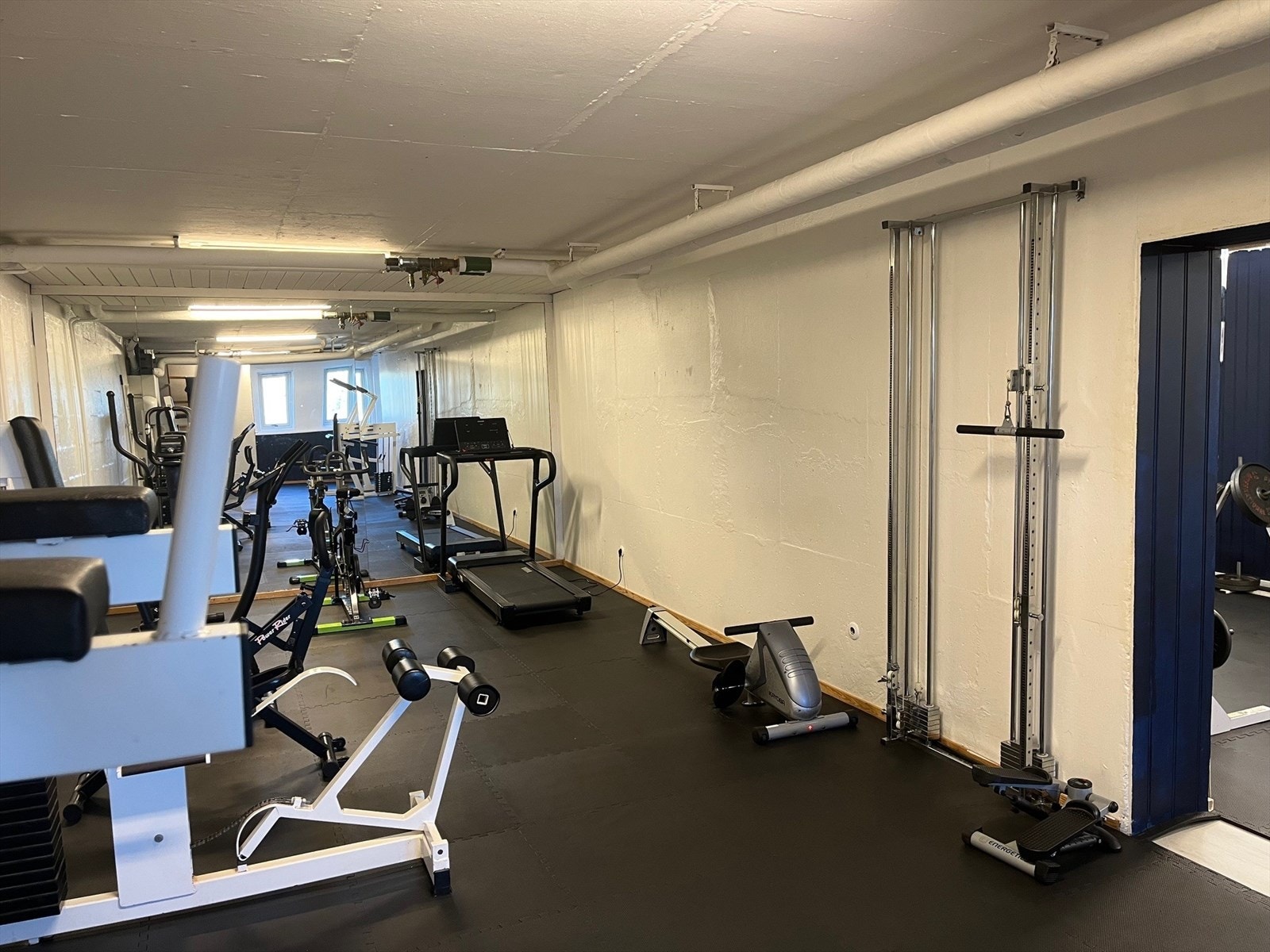 I tillegg har borettslaget et tilgjengelig trimrom for beboerne. Tilgangen skjer via adgangsbrikke, som kan kjøpes. - Bildet tatt av selger. Galleribilde