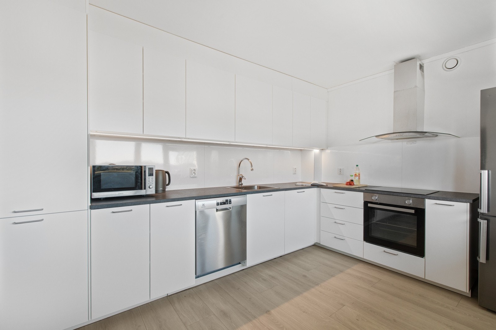 Leiligheten har et romslig, separat kjøkken med adkomst fra entréen, og byr på svært gode løsninger med rikelig skap- og benkeplass. Galleribilde