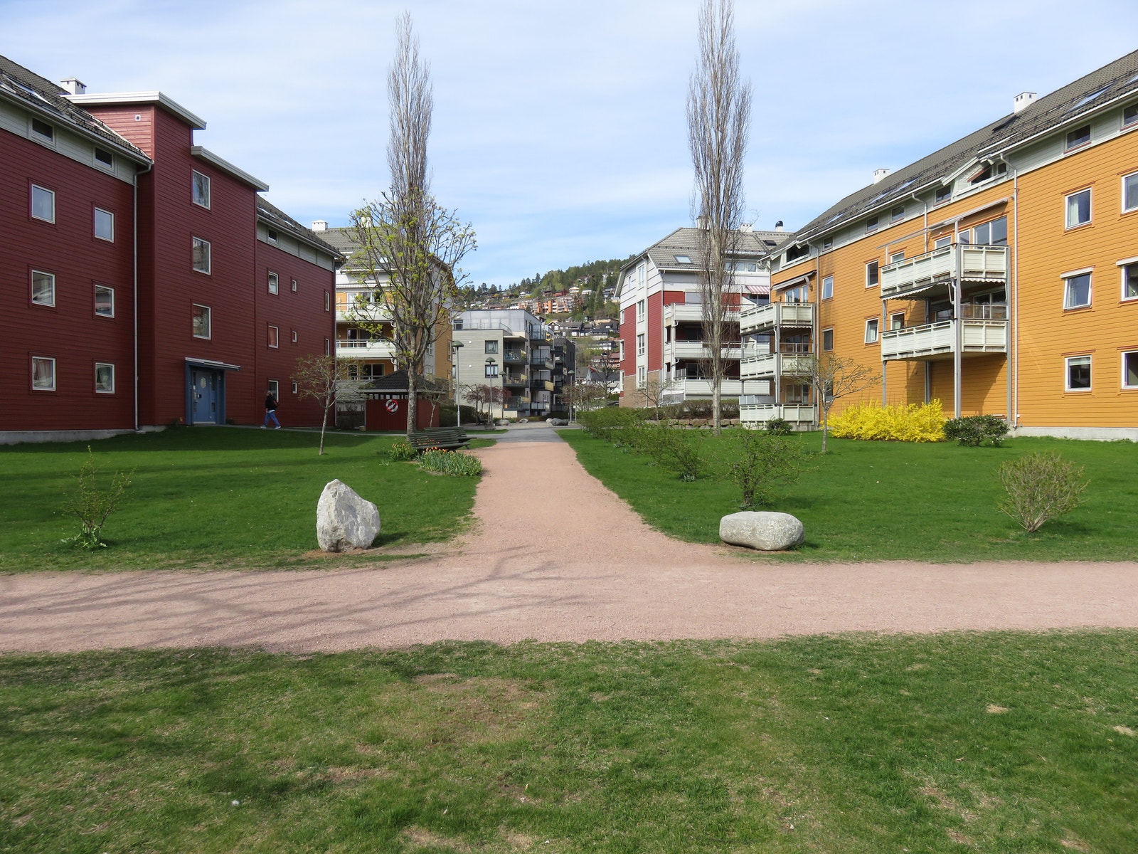 Turstier fra Elvekvartalet mot Drammen sentrum eller til Gulskogen over landfallbrua til tursti mot Drammen og Strømsø. Galleribilde