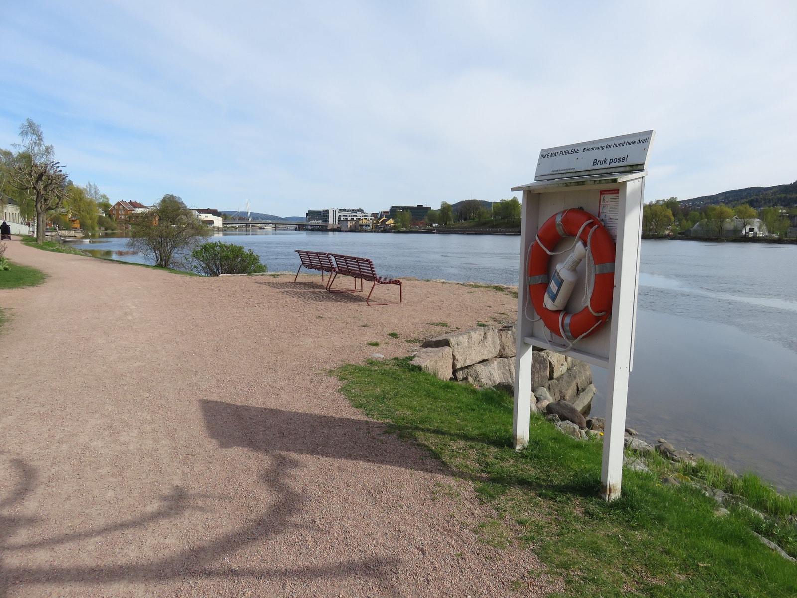 Kort fottur fra leiligheten, finnes Hovet Strand og turstien langs elvepromenaden retning Drammen Sentrum. Øvre Sund bru og Ypsilon Galleribilde