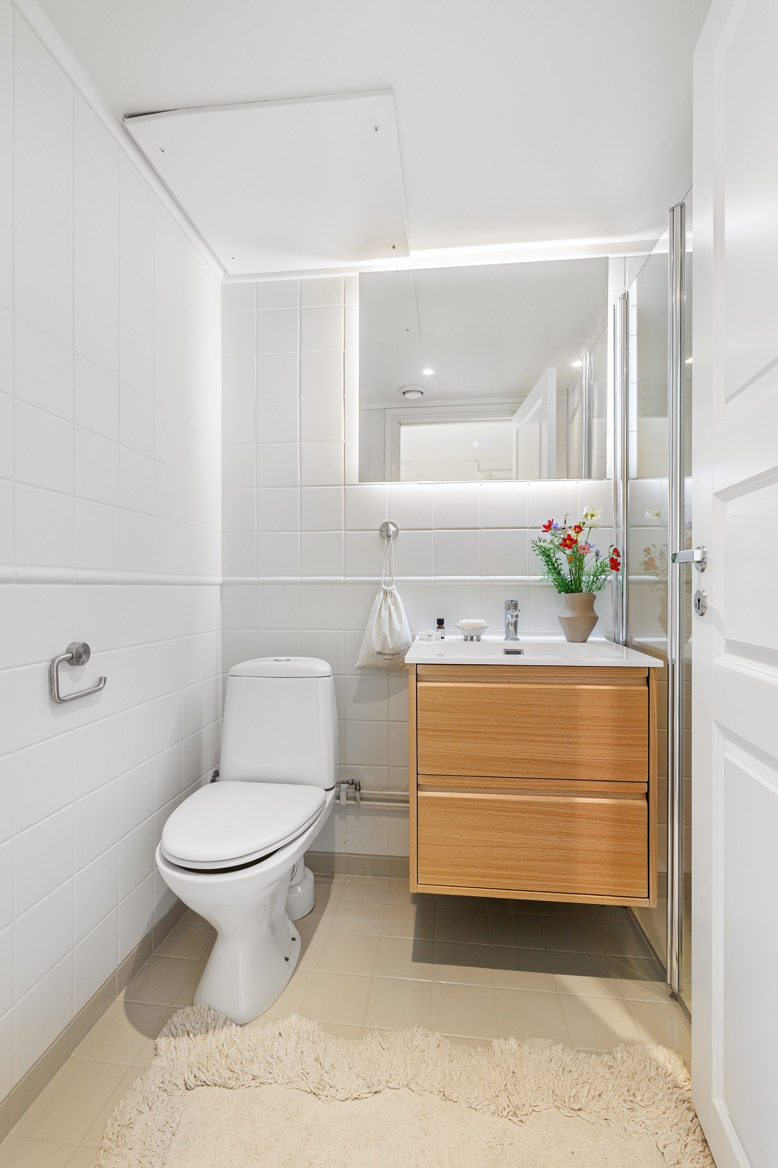 Badet ble oppgradert i 2025 med nymalte fliser og ny servantinnredning. Galleribilde