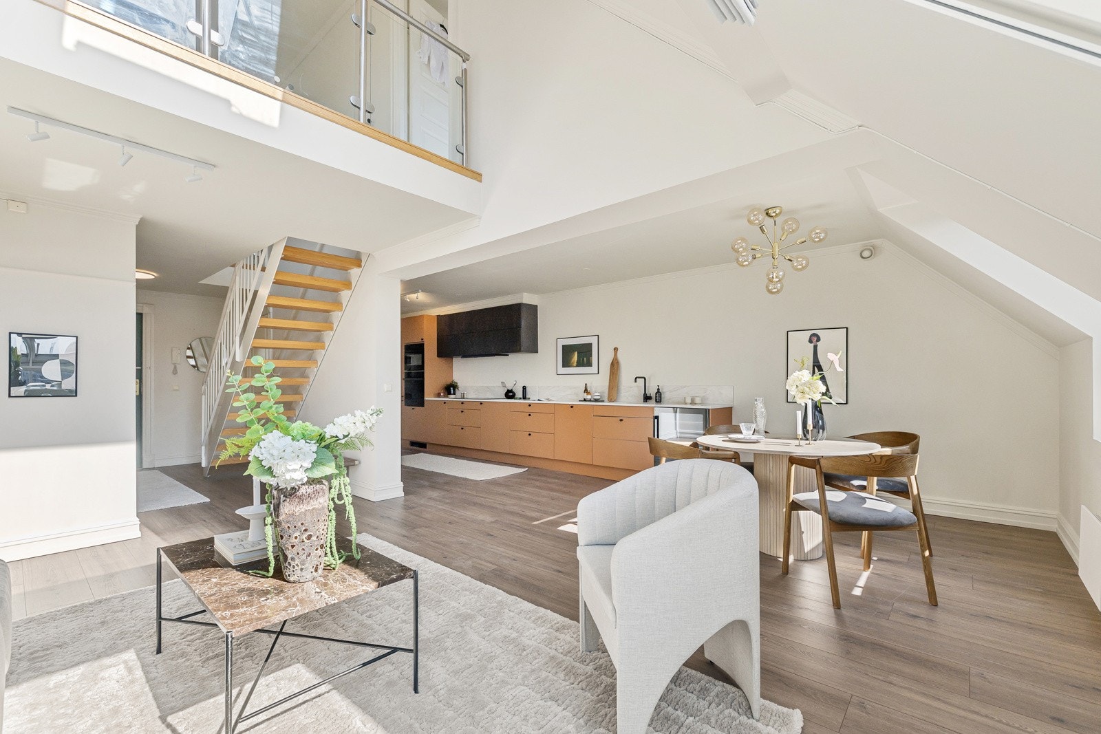 Innbydende stue med med store takvinduer som slipper inn rikelig med naturlig lys. Galleribilde