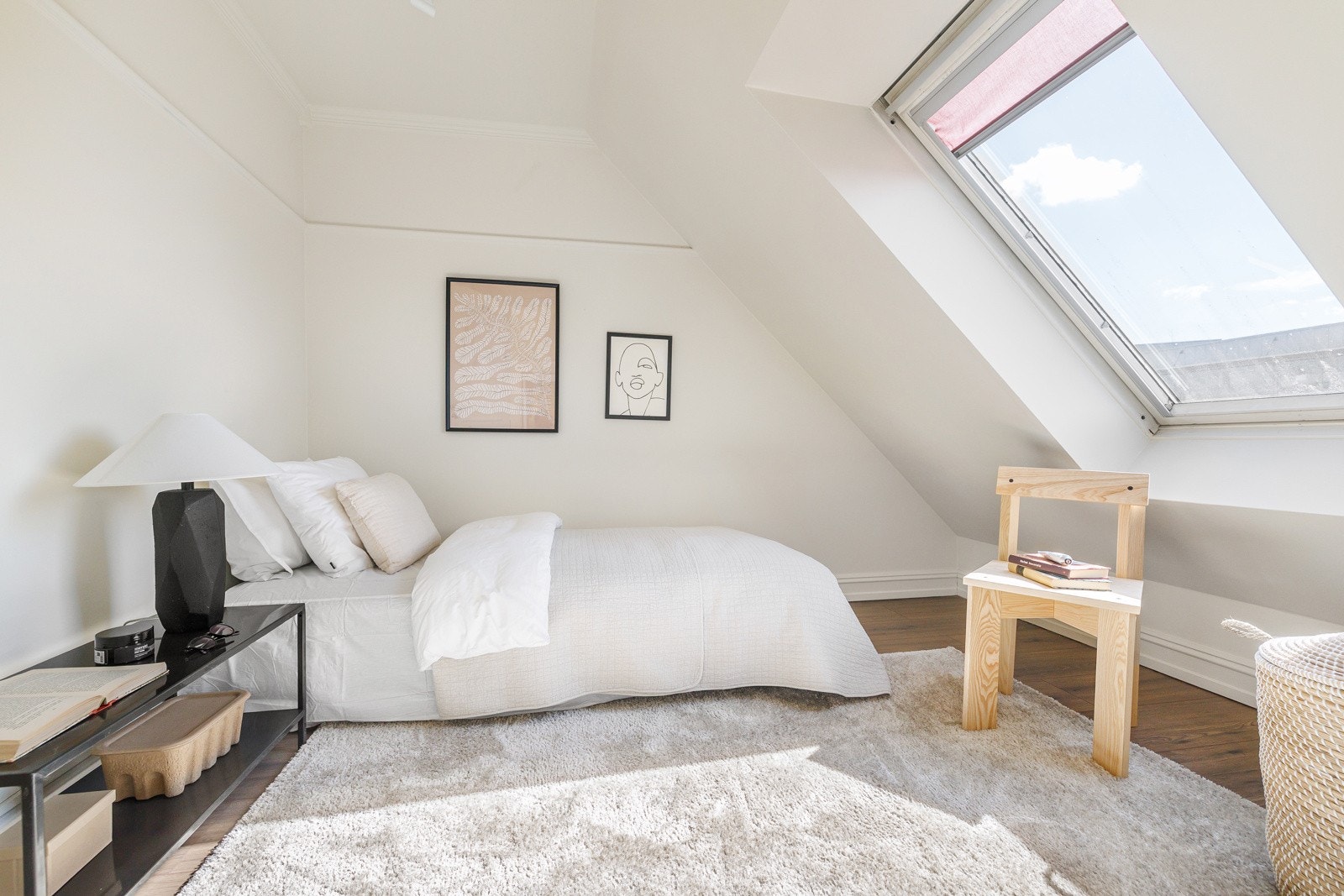 Soverom II er også av god størrelse med plass til seng, nattbord og garderobeskap. Galleribilde
