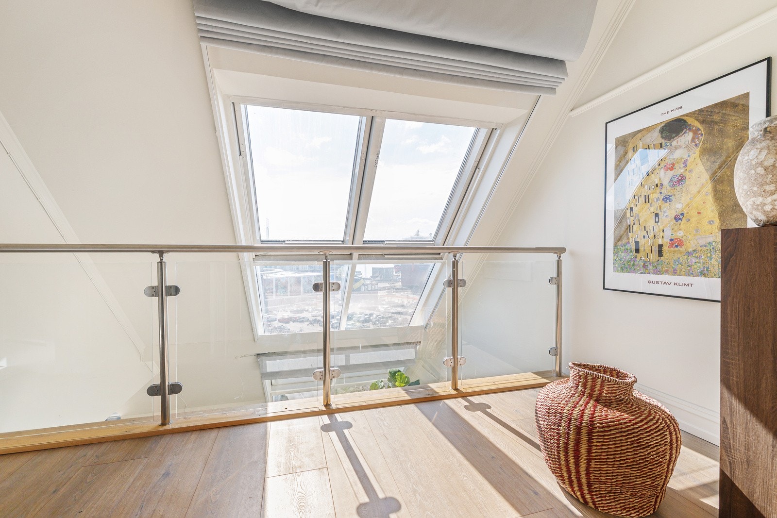 Hyggelig hems med plass til liten sittegruppe. Galleribilde