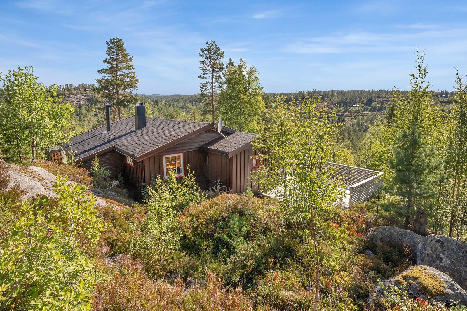 Beliggenheten gir kombinasjon av fredelig atmosfære og vidstrakt utsikt over skog og fjell, et sted der man virkelig kan senke skuldrene. Galleribilde