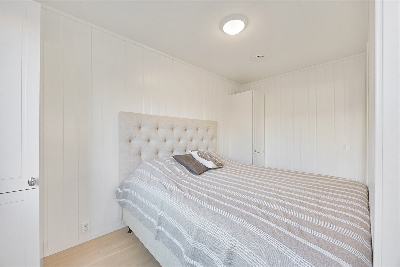 I soverommet er det også tilhørende garderobeskap. Galleribilde