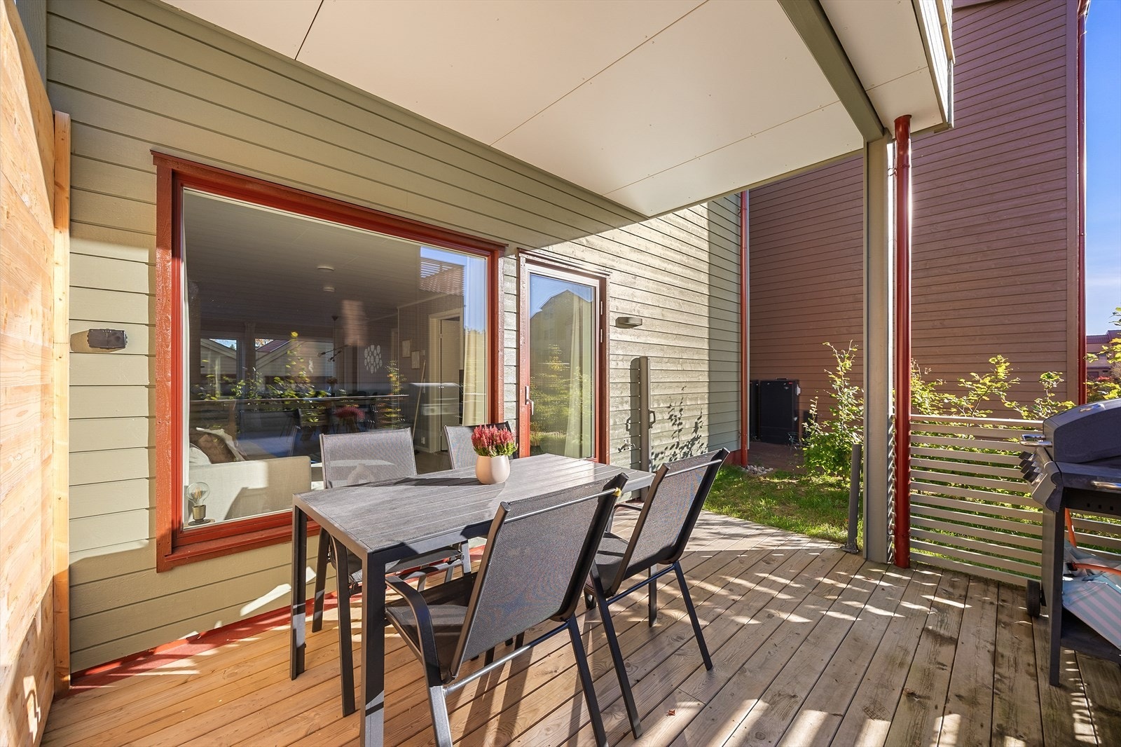 Terrassen er på ca 12 kvm, og det er uttrekkbar skjerming på andre siden, samt mulighet for tilkomst til fellesarealet. Galleribilde