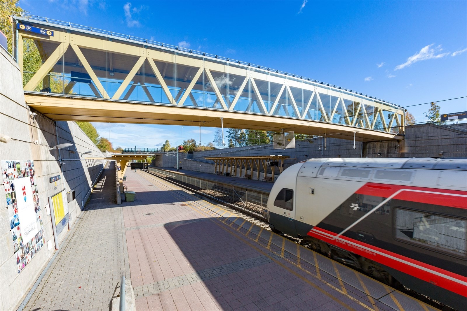 Fra Eidsvoll verk stasjon går det ofte tog i retning OSL Gardermoen (6 minutter) og Oslo S (ca 30 minutter). Galleribilde