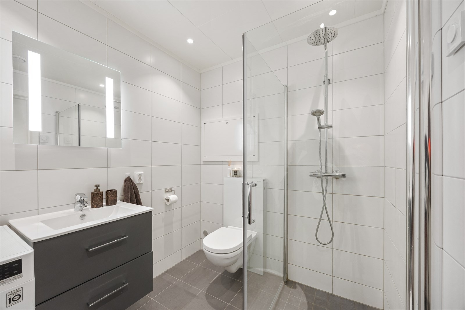 Delikat flislagt bad med gulvvarme, samt downlights i himling. Galleribilde