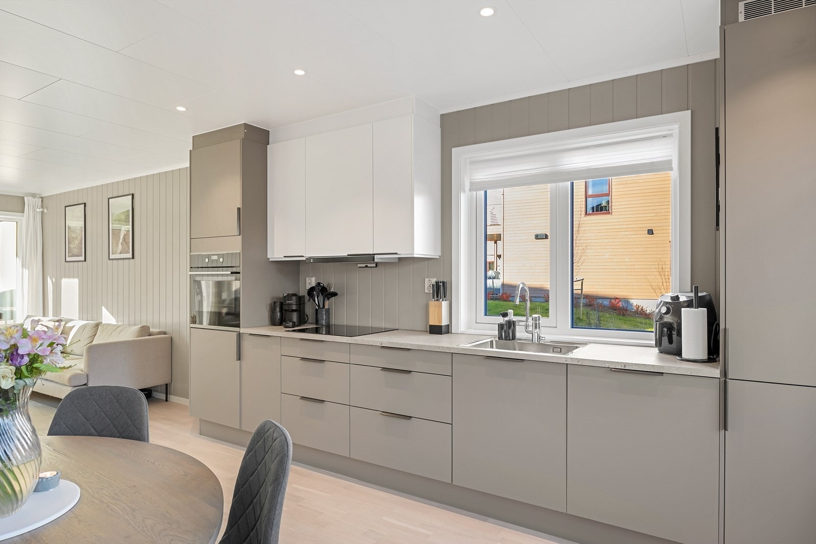 Det er tilhørende integrerte hvitevarer i kjøkkenet, herunder stekeovn, platetopp, oppvaskmaskin og kjøl- og fryseskap. Galleribilde