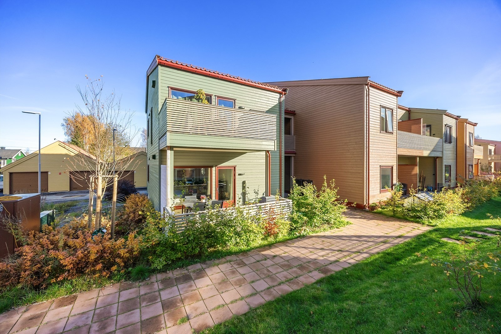 Det er også adkomst til en koselig terrasse på baksiden av boligen, med tilgang fra stuesiden. Galleribilde