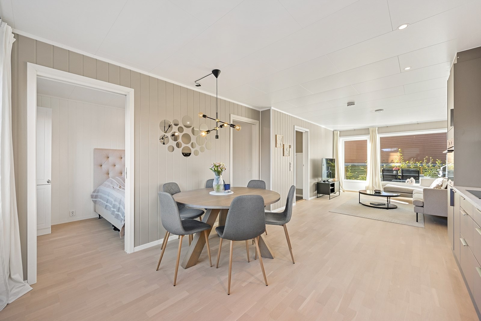 Hyggelig spiseplass i kjøkken. Galleribilde