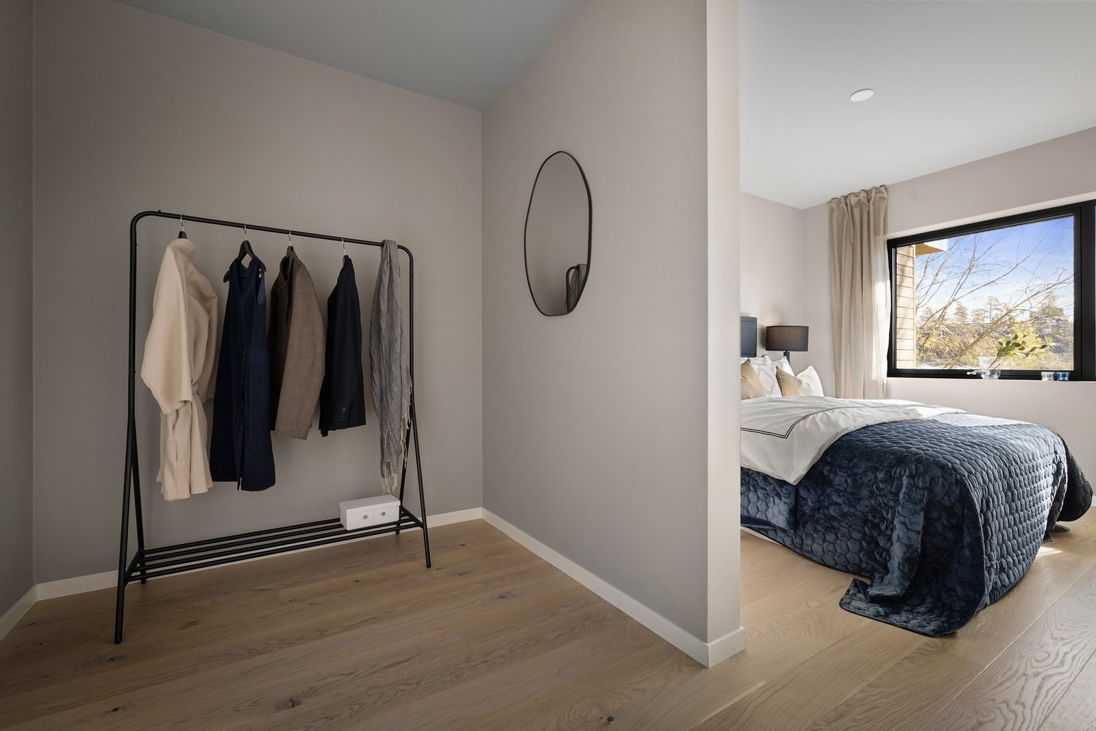 Walk-in løsning i hovedsoverom, med god plass til garderobeinnredning. Galleribilde