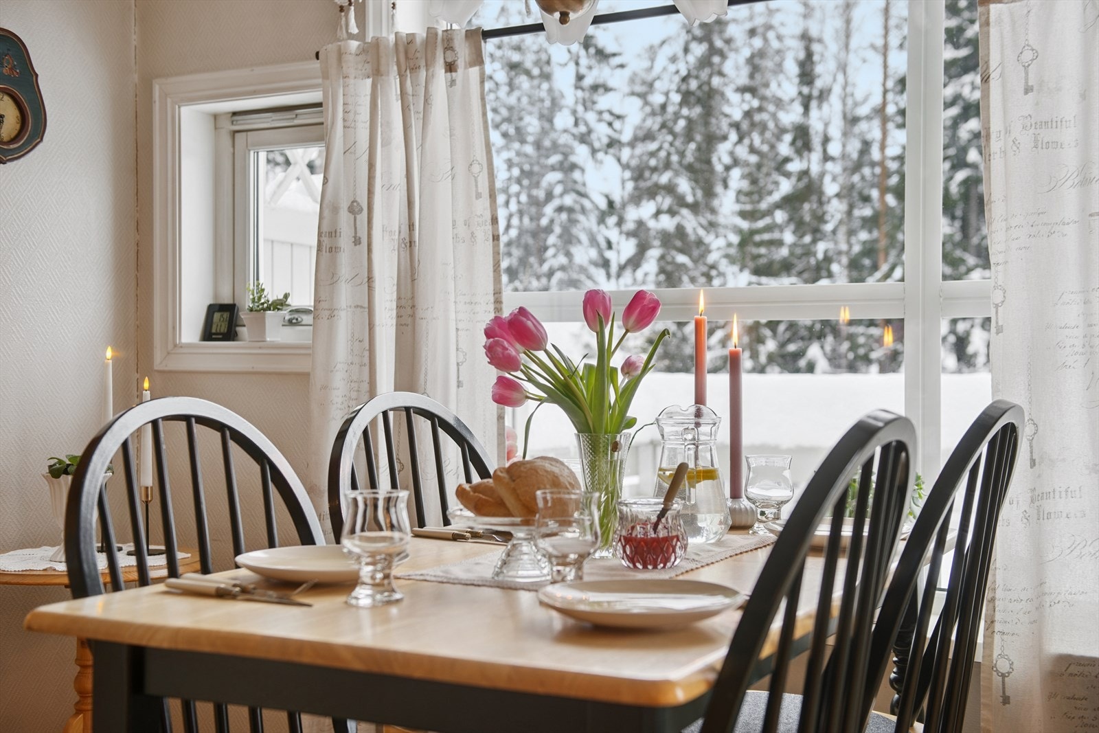Spiseplass med utsikt mot naturomgivelsene. Galleribilde