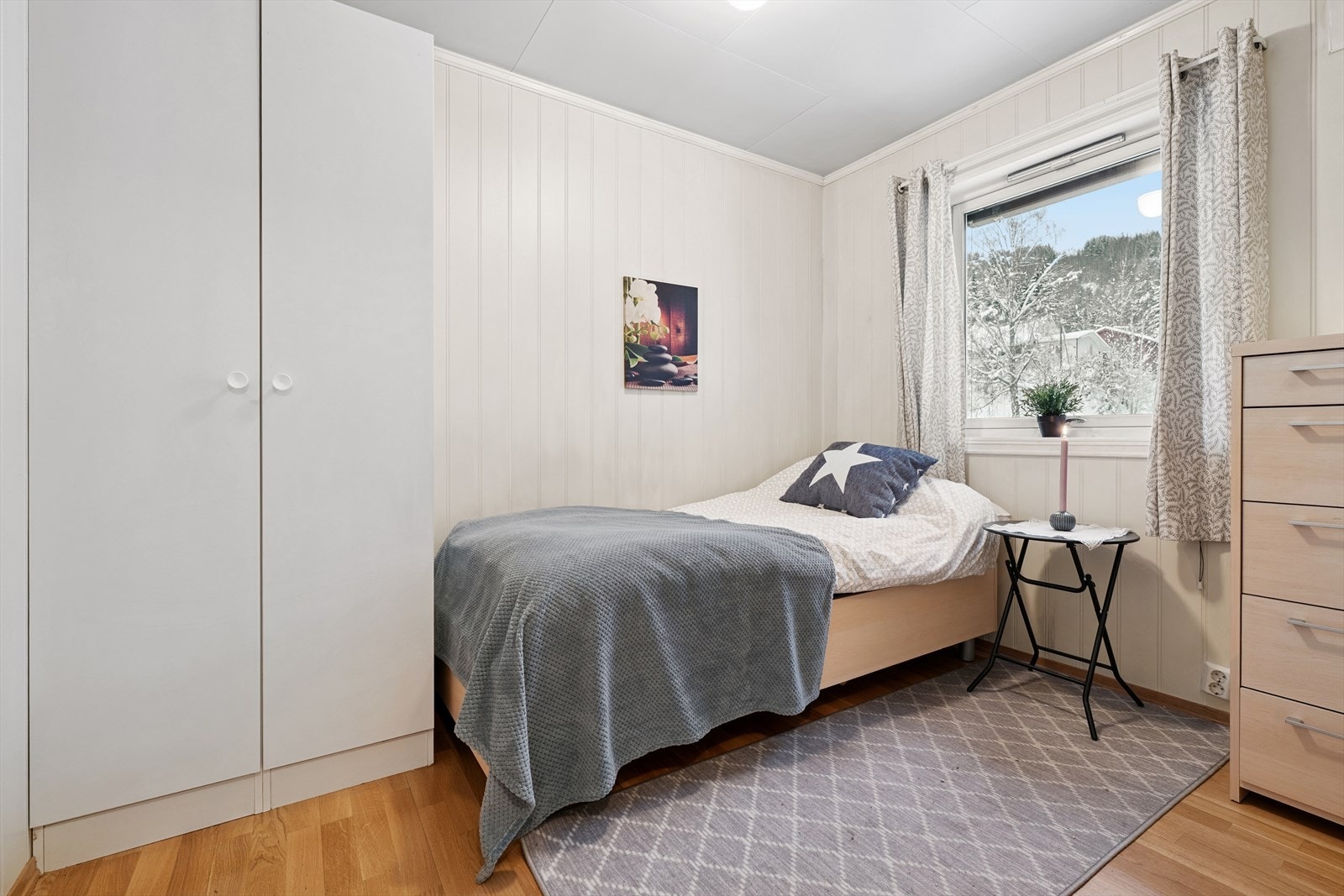 Rommet har parkett på gulvet og vegger med panelplater. Galleribilde