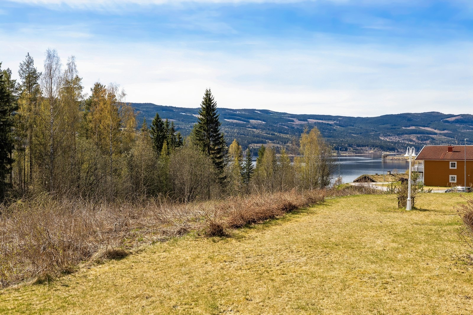 Fra eiendommen er det utsikt mot Randsfjorden og det omkringliggende landskapet. Galleribilde