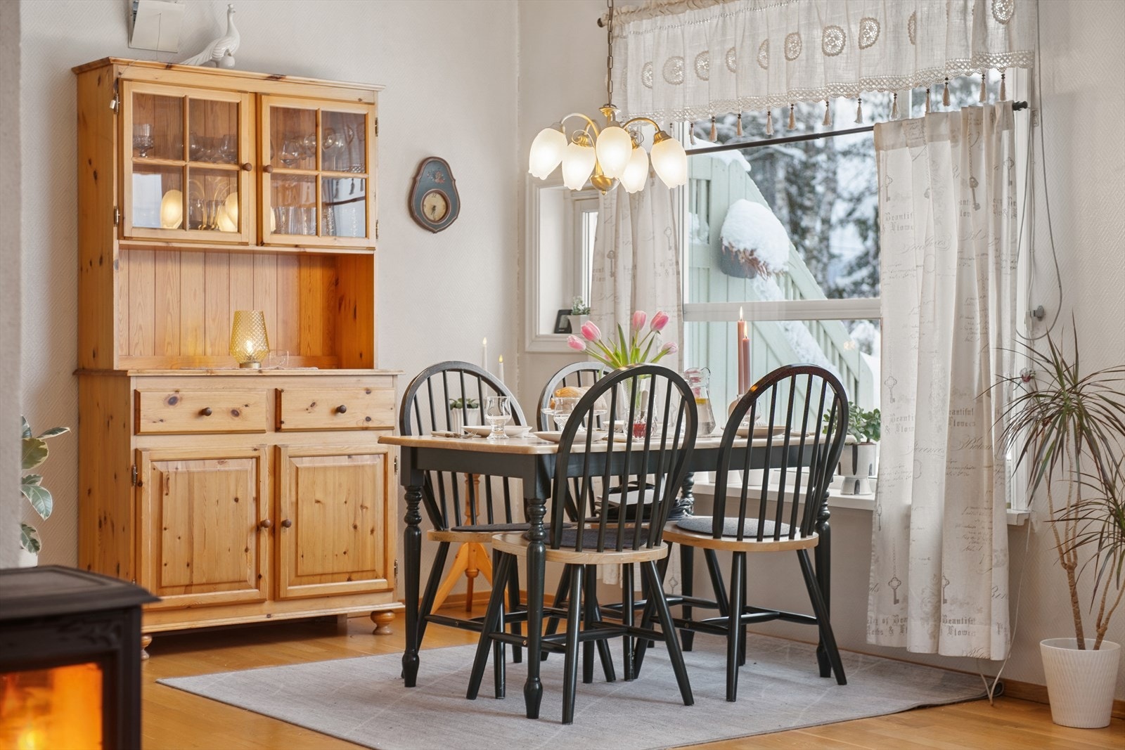 Her er det god plass til gjester og hyggelige måltider. Galleribilde