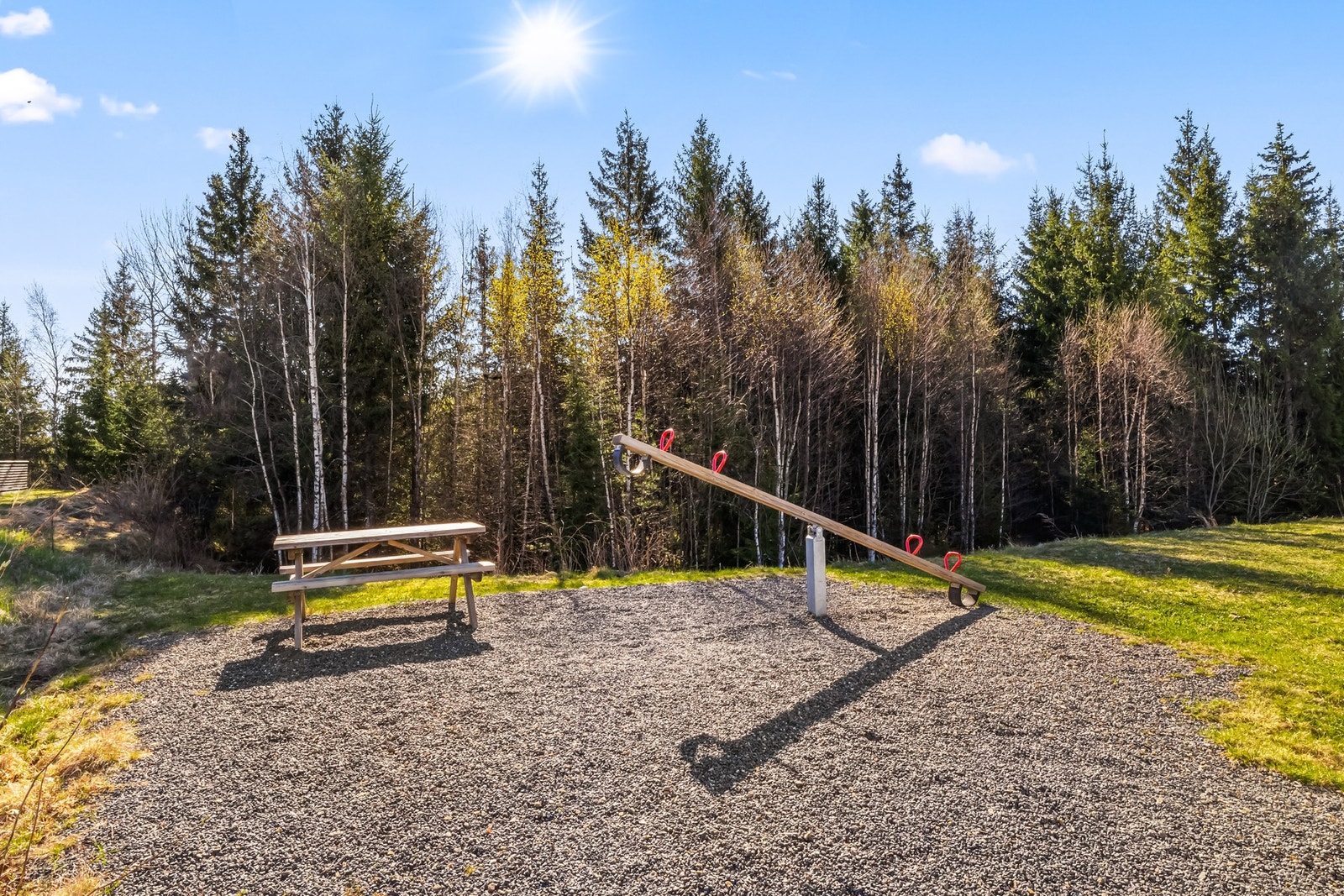 Like ved boligen ligger en liten felles lekeplass, og området er regulert for ytterligere utvikling av lekearealer. Galleribilde