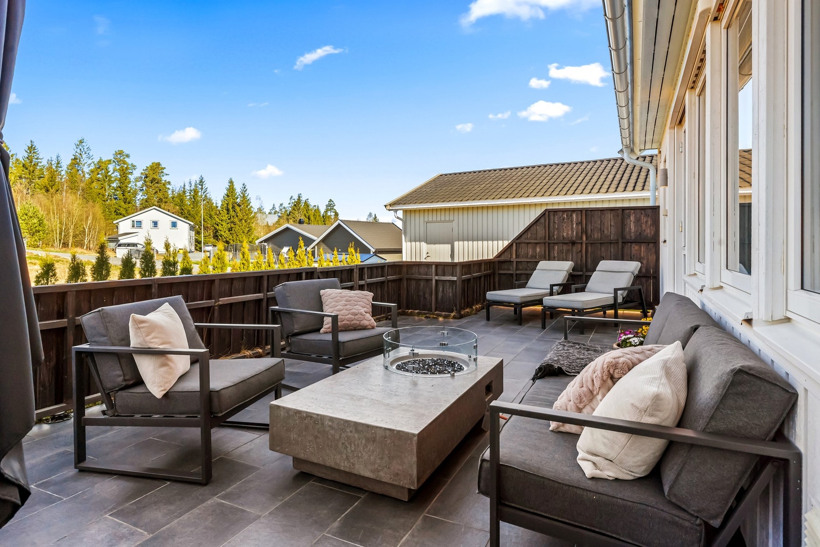 Fra stue og hovedsoverom er det utgang til vedlikeholdsfri og flislagt terrasse på ca. 43 m². Galleribilde