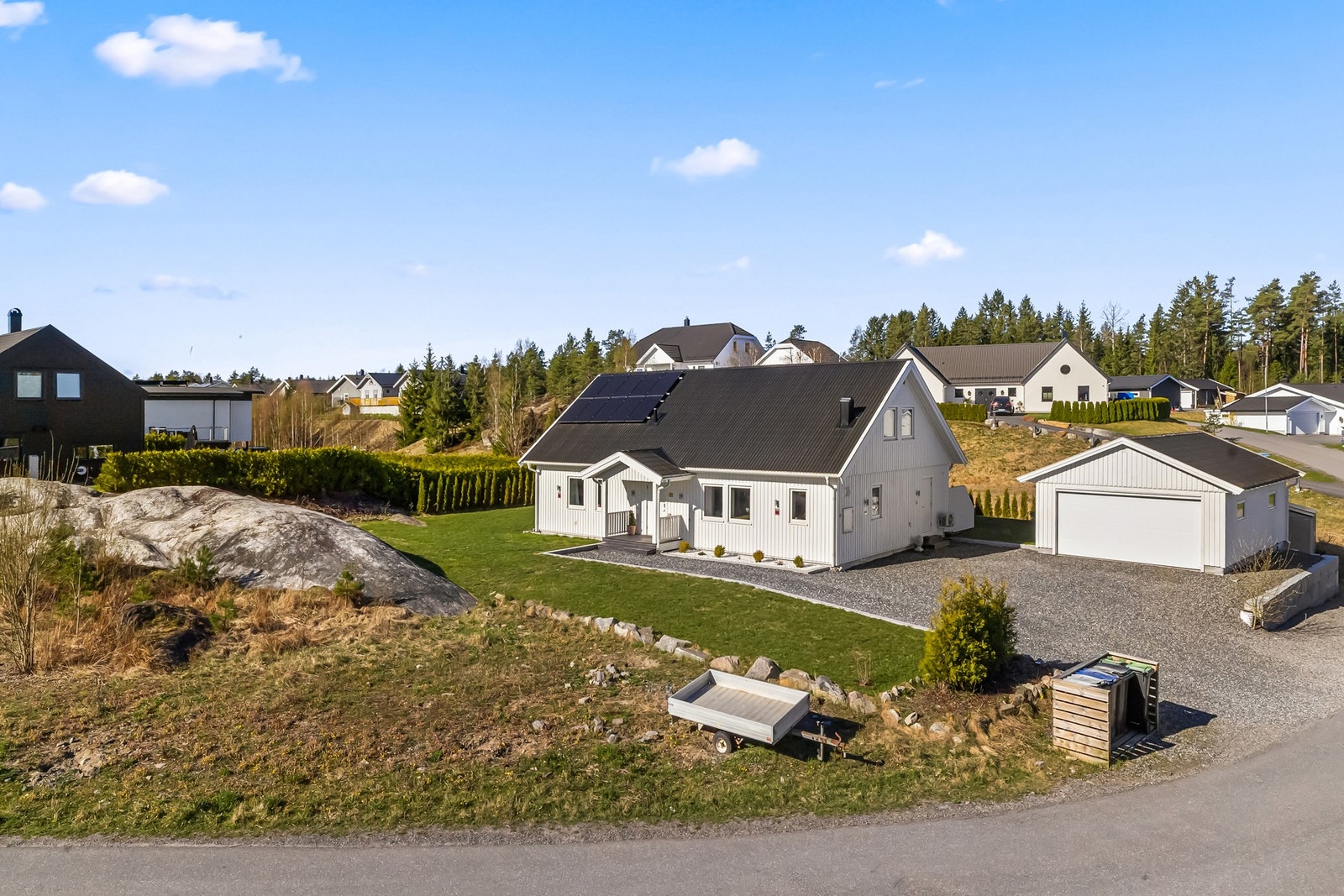 Det er oppført dobbelgarasje med fjernstyrt dobbelport, el-billader og bodplass. Galleribilde