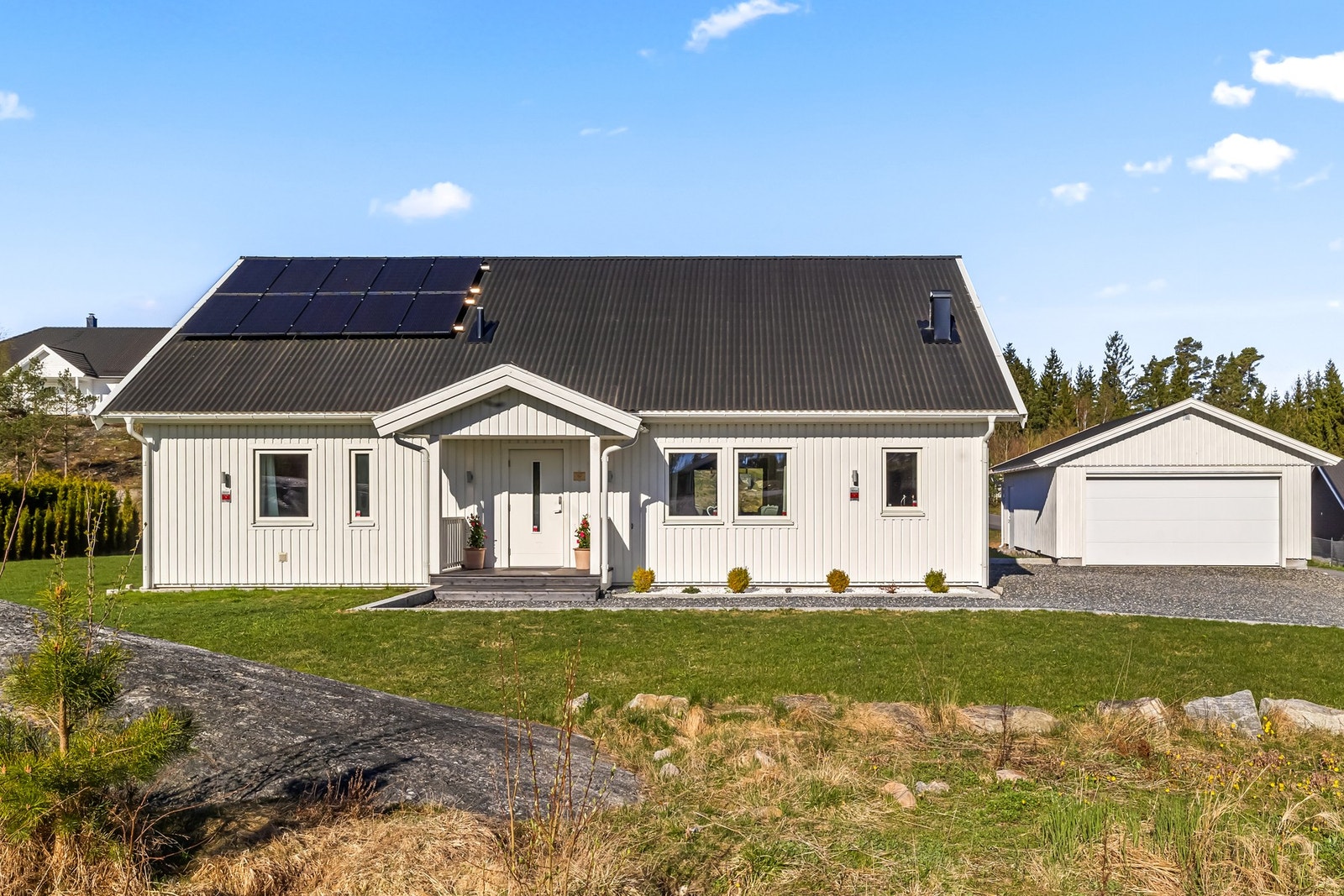 På Turulia i Våler ligger denne moderne eneboligen, praktisk plassert på en stor, solrik endetomt. Galleribilde