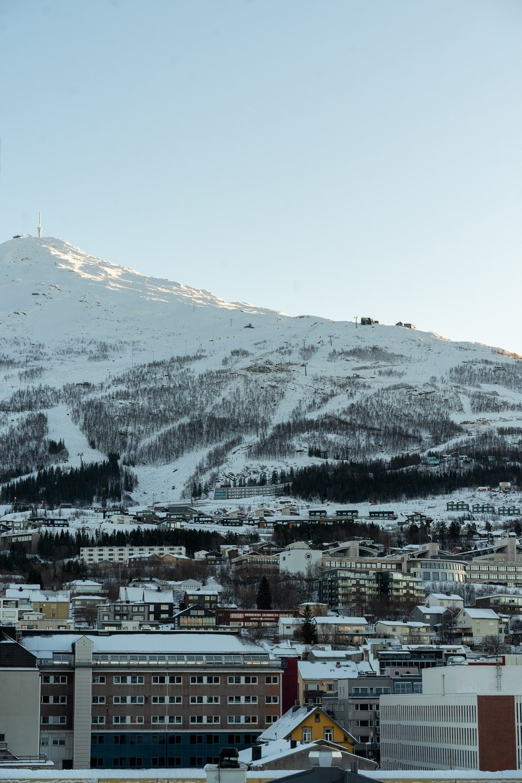 Utsikt til sentrum og Narvikfjellet fra balkongen. Galleribilde