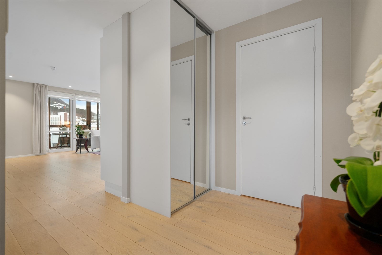 Skyverdørsgarderobe med plass for oppbevaring i entré. Galleribilde
