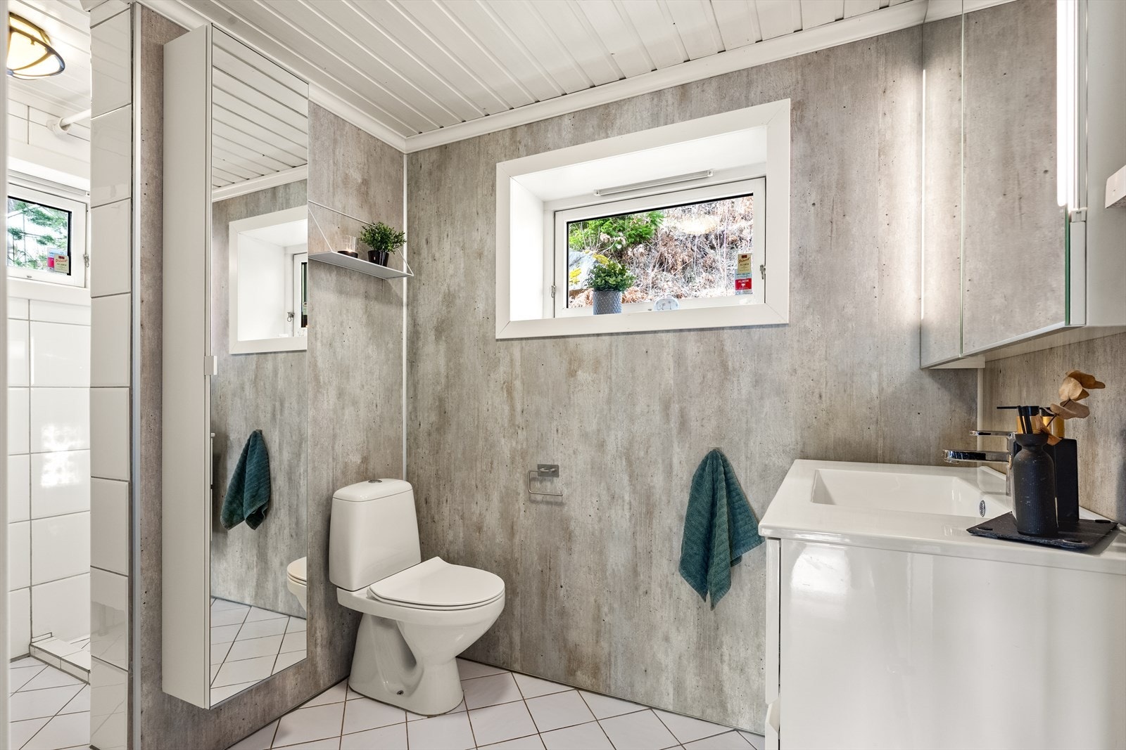 Badet i 1. etasje har varmekabler i gulv og inneholder dusjnisje, nedfelt servant i servantskap og toalett. Galleribilde
