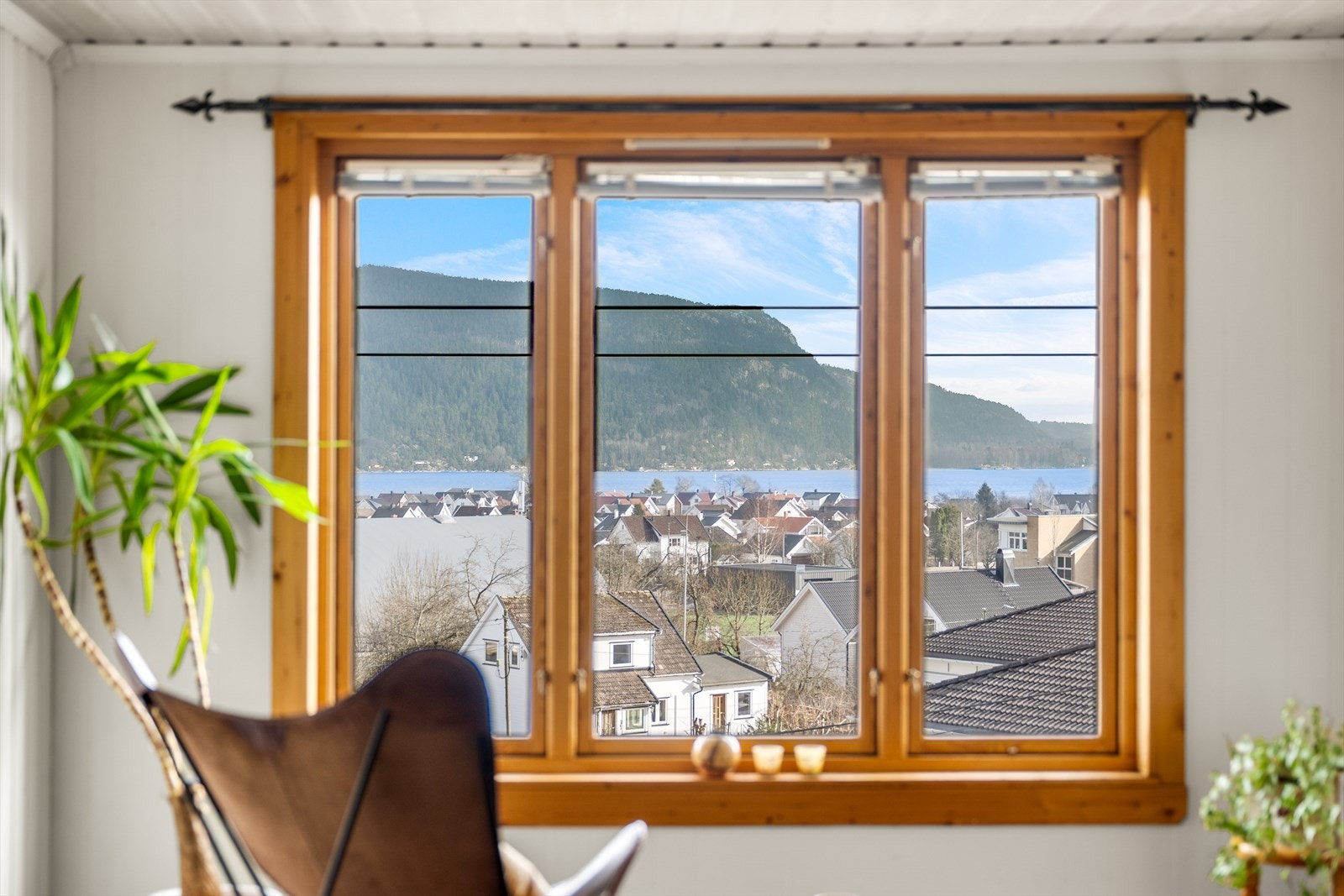 Herfra har man nydelig utsikt over fjorden og nærområdet. Galleribilde
