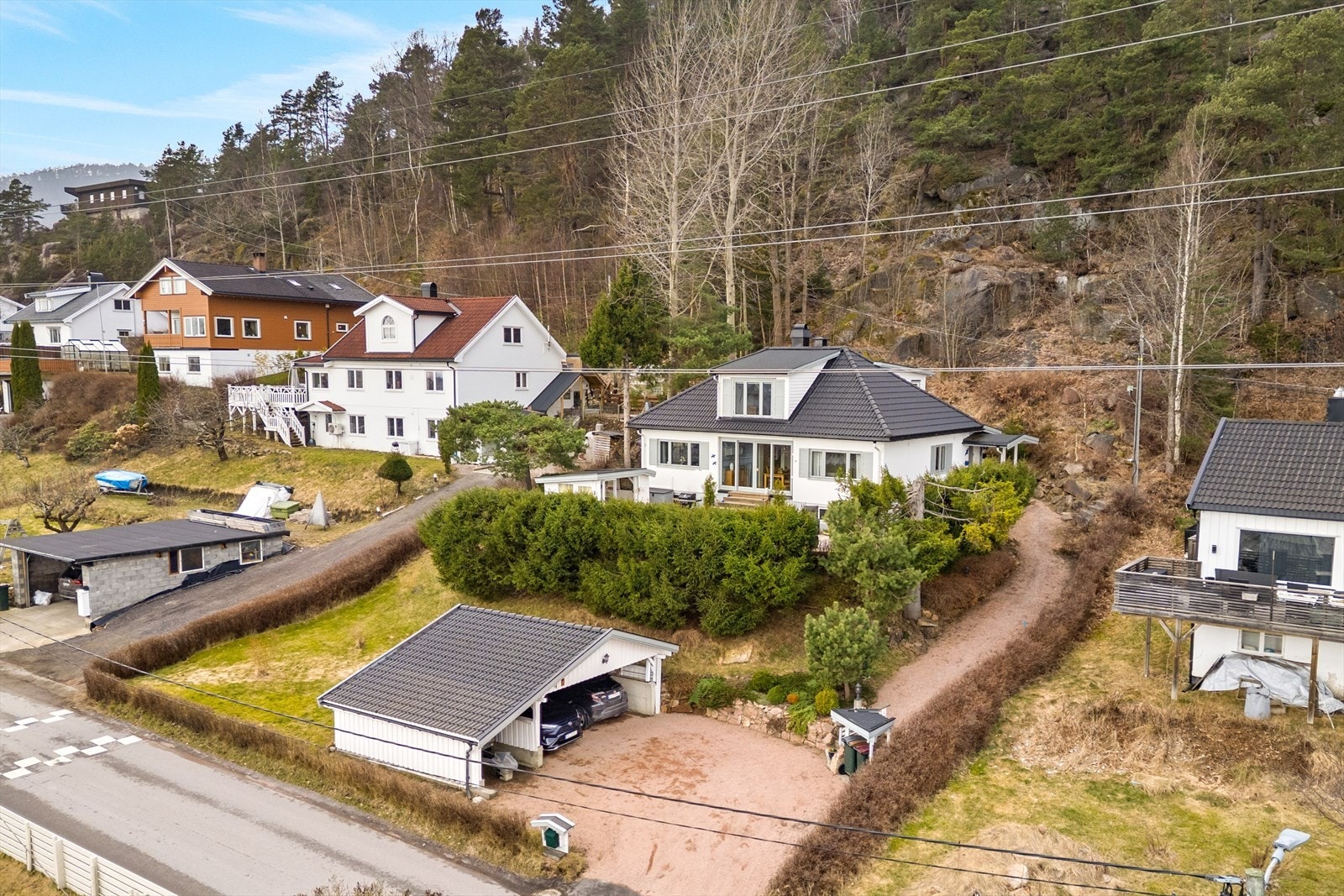 Eiendommen ligger fint til på et høydedrag med hage og carport til 2 biler. Galleribilde