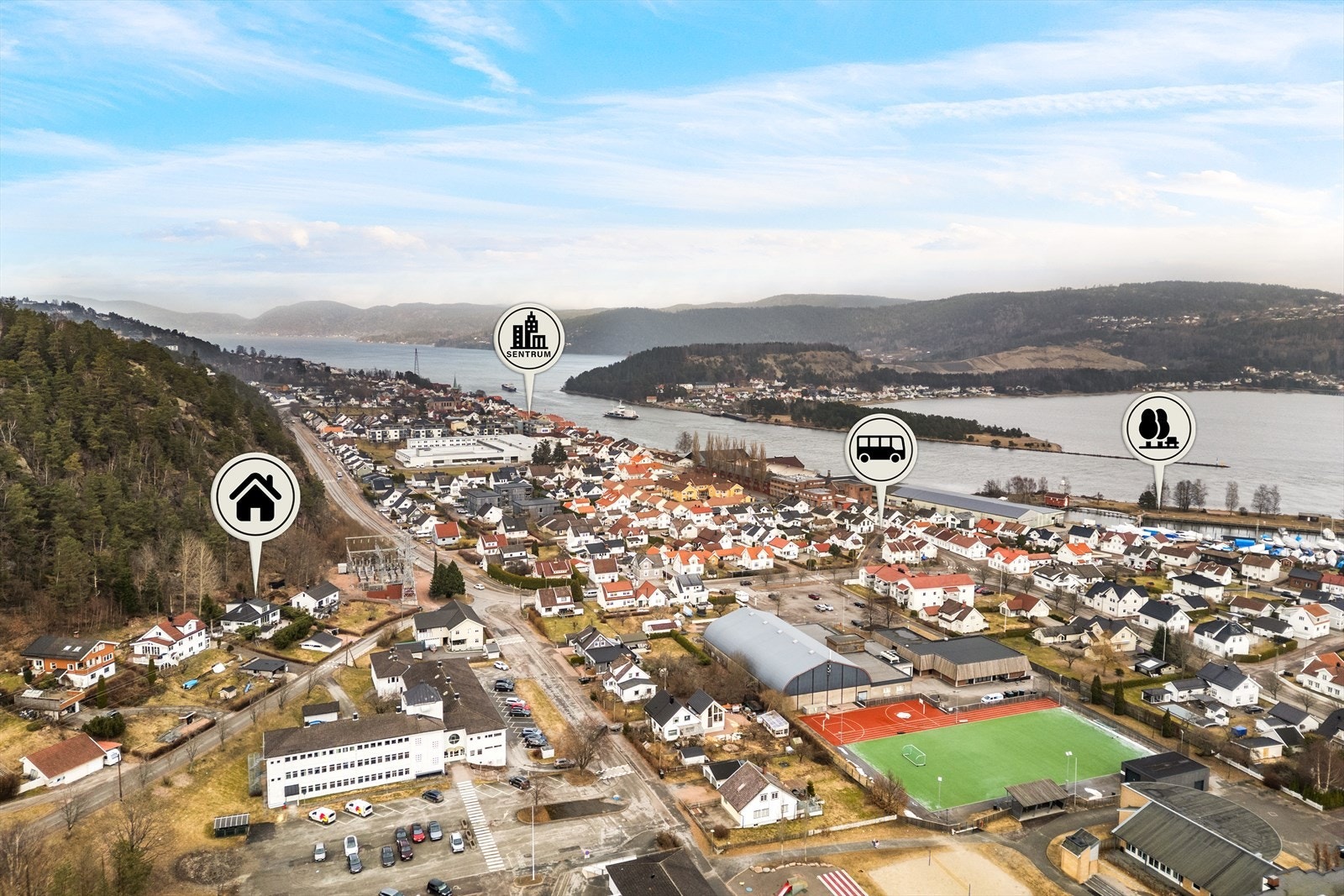 Kort gangavstand til Svelvik senturm og busstopp med hyppige avganger retning Drammen eller Sande. Galleribilde
