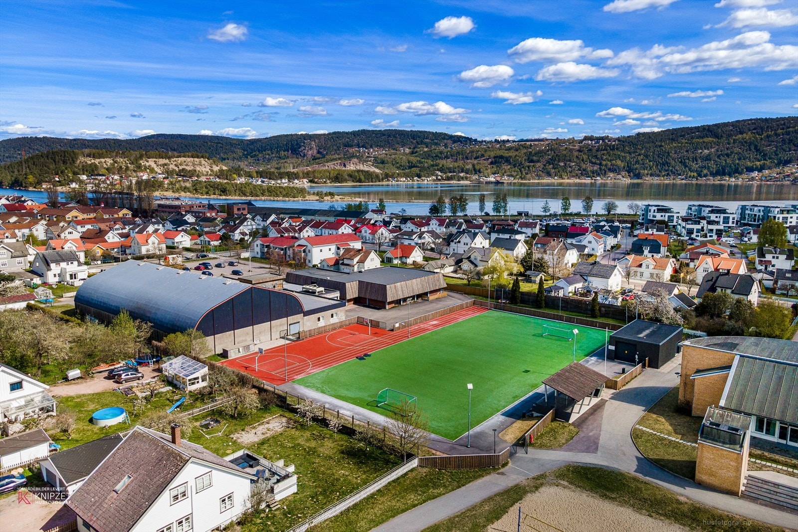 Like nedenfor boligen finner du blant annet fotballbane, flerbrukshall, skatepark og skøytebane. Galleribilde