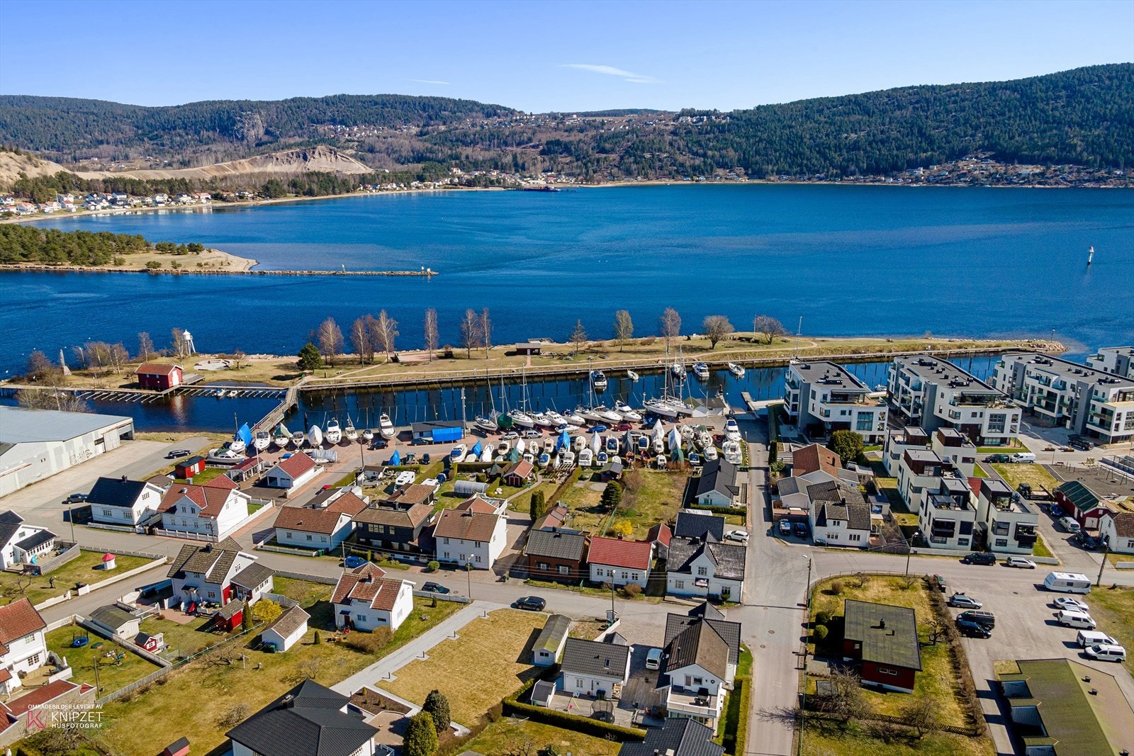Idylliske Batteriøya og båthavn ligger like i nærheten. Galleribilde