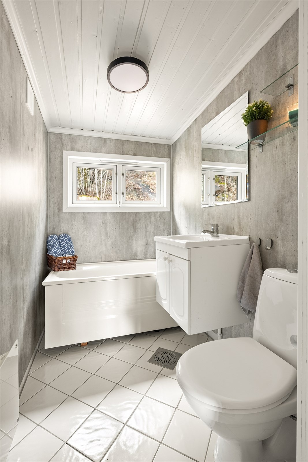 Badet i 2. etasje inneholder servant i servantskap, toalett og badekar. Galleribilde