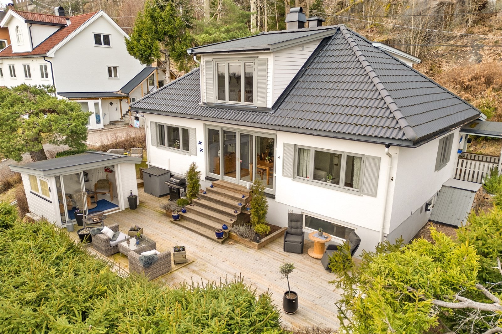 Eiendommen ligger fint til på et høydedrag med hage, skjermet terrasse og carport til 2 biler. Galleribilde