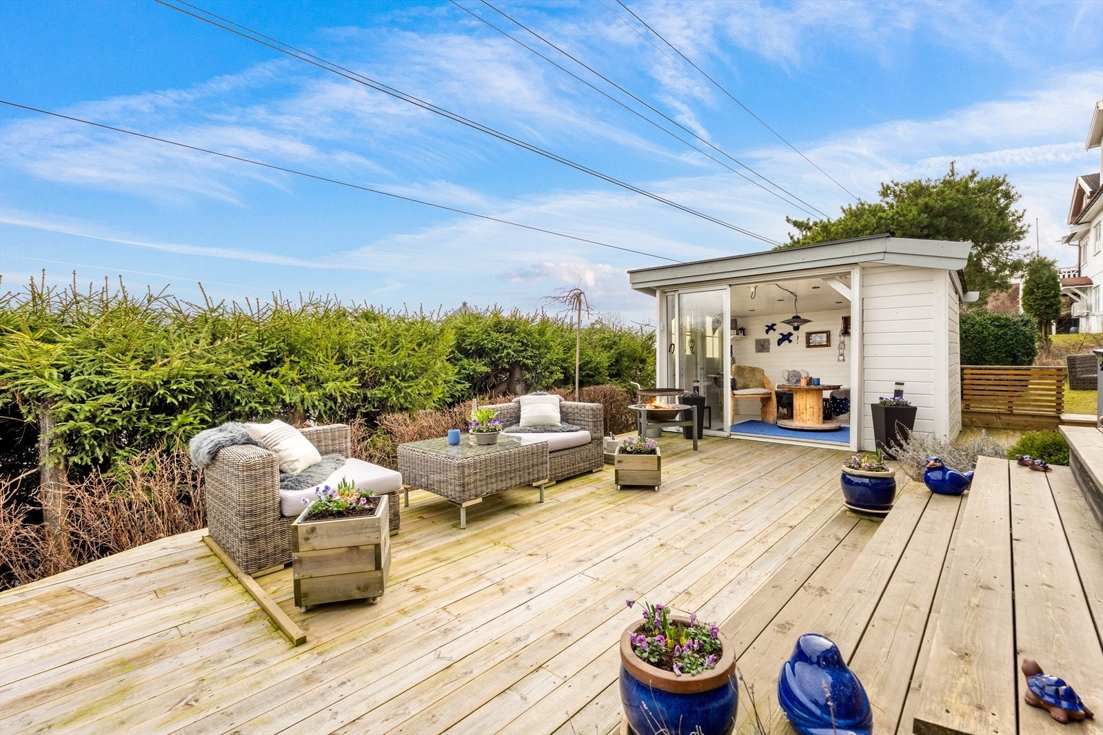 Hyggelig og skjermet terrasse med hagestue - her kan man nyte lange dager! Galleribilde