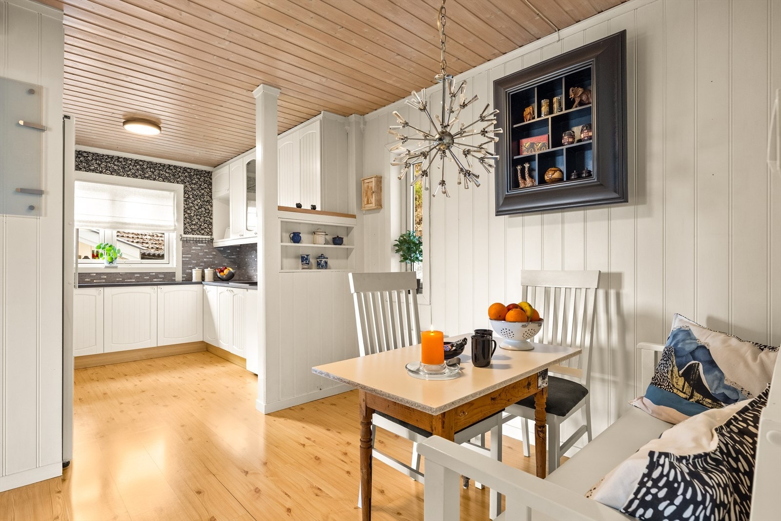 Kjøkkenet ligger separat med plass til en hyggelig frokostplass. Galleribilde