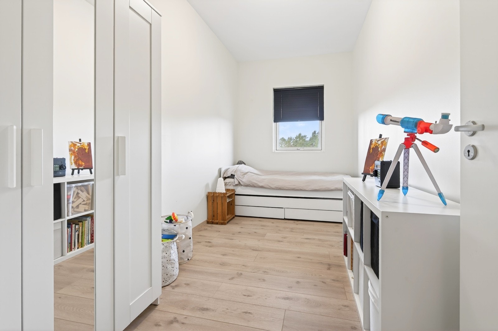 Soverom 3 er beliggende i underetasje. Her er det et godt soverom med plass til seng og garderobeskap. Galleribilde