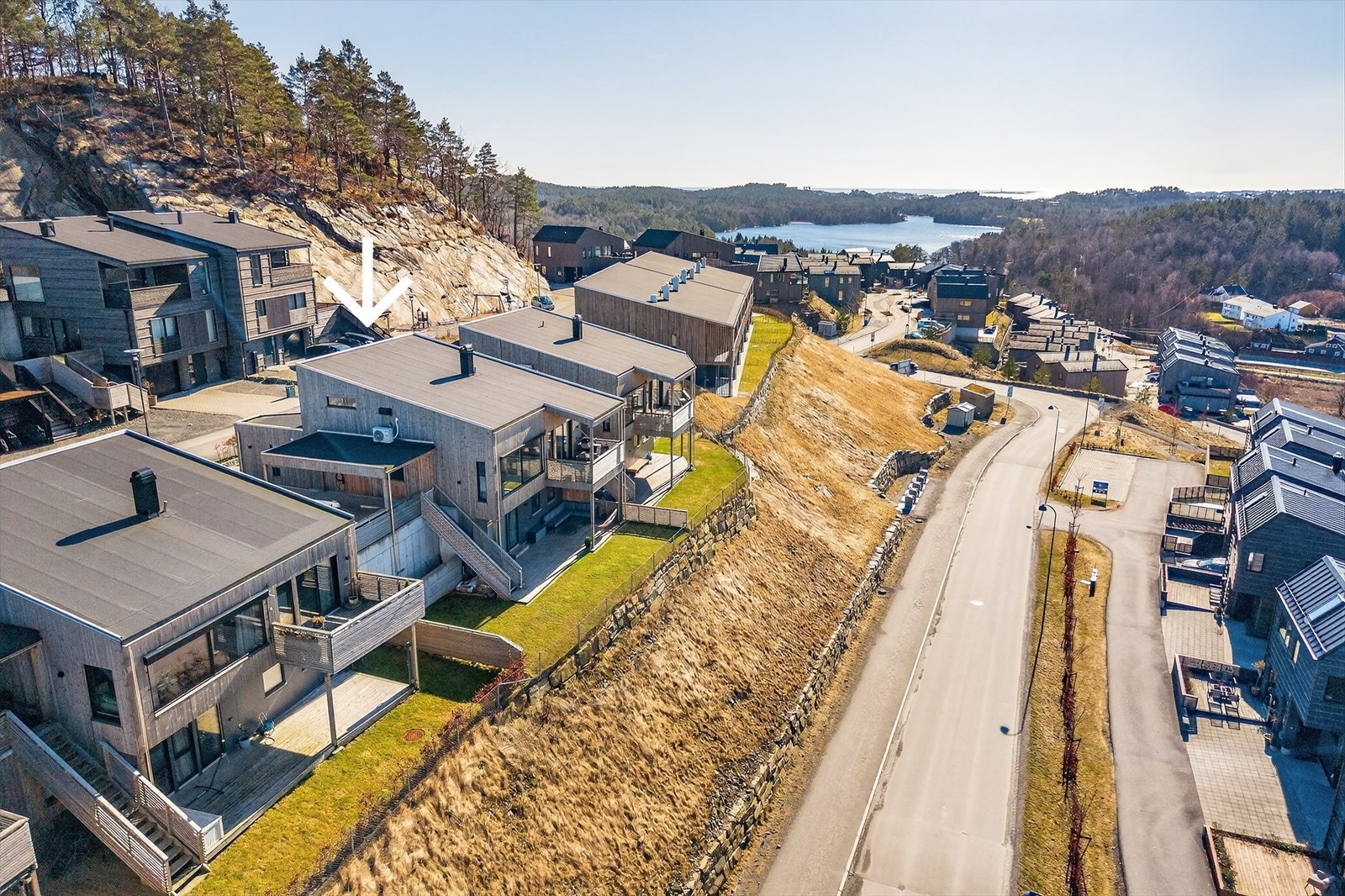 Vi har gleden av å presentere Beinestadheia 38 - En moderne og inneholdsrik enebolig i kjede beliggende på Drangsvann! Galleribilde