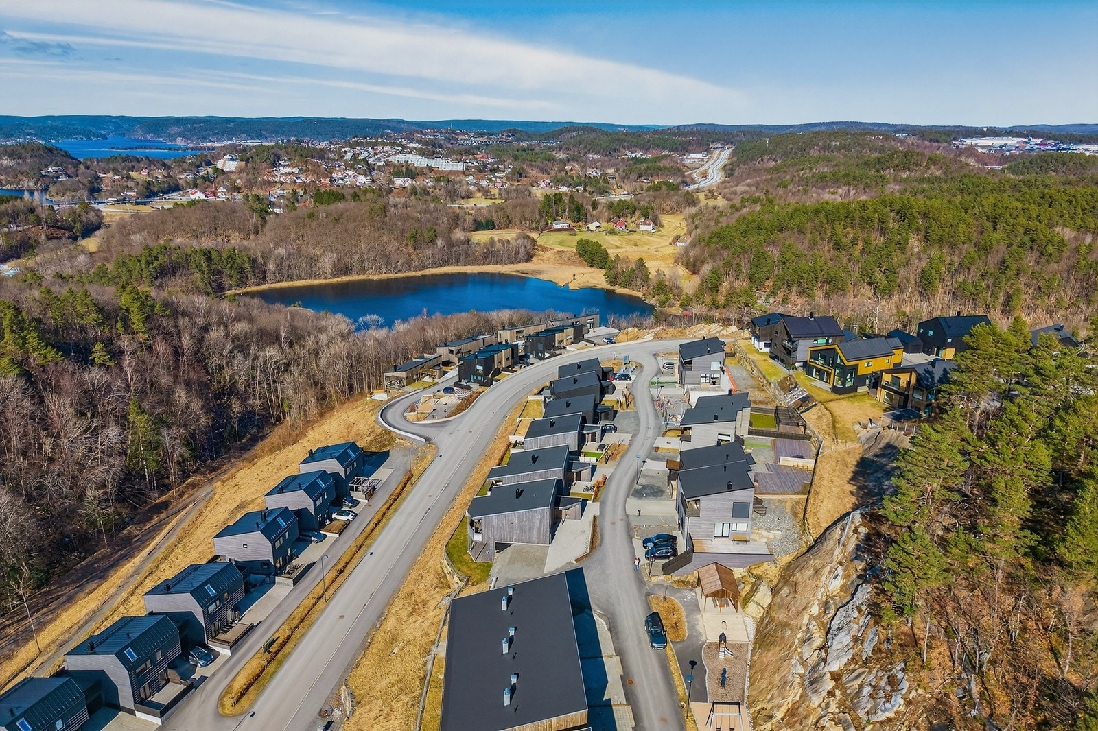 Her bor du med umiddelbar tilgang til skog, vann og sjø, med flotte tur- og rekreasjonsmuligheter året rundt. Galleribilde