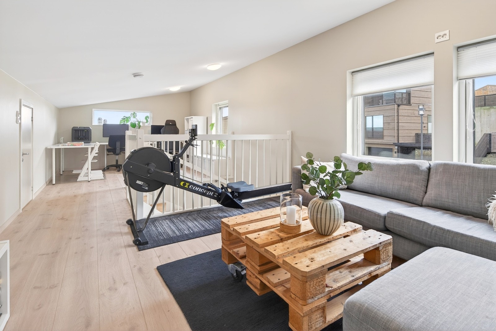 Dagens løsning er en trivelig TV krok, kombinert med plass til et treningsaparat og hjemmekontor. Det er en romslig bod i rommet for oppbevaring. Galleribilde