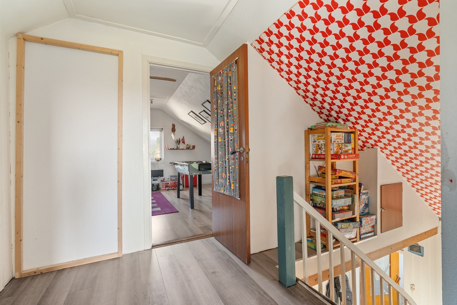 - Loft inneholder to soverom og gang - Galleribilde