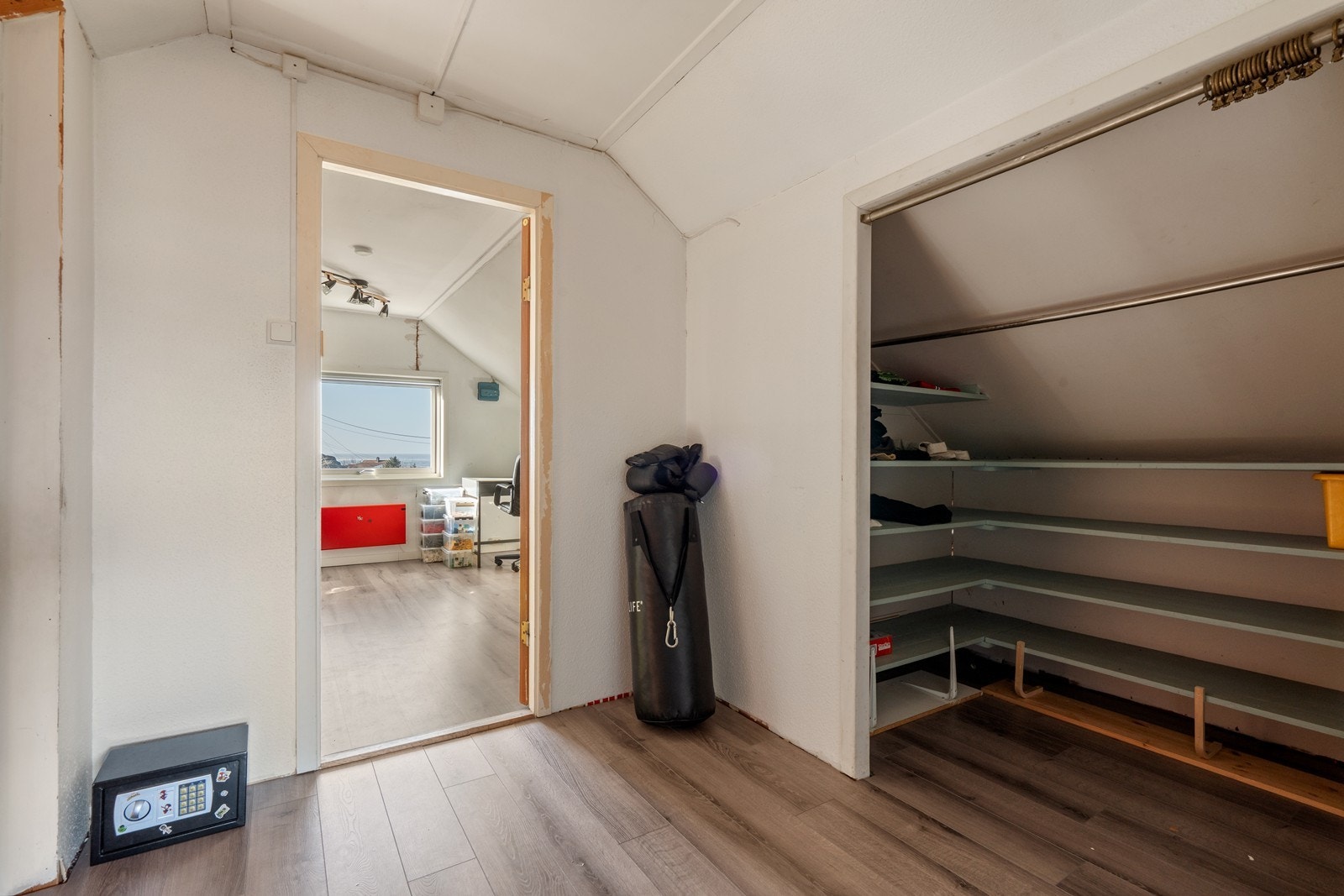 - Praktisk garderobeløsning på loft - Galleribilde