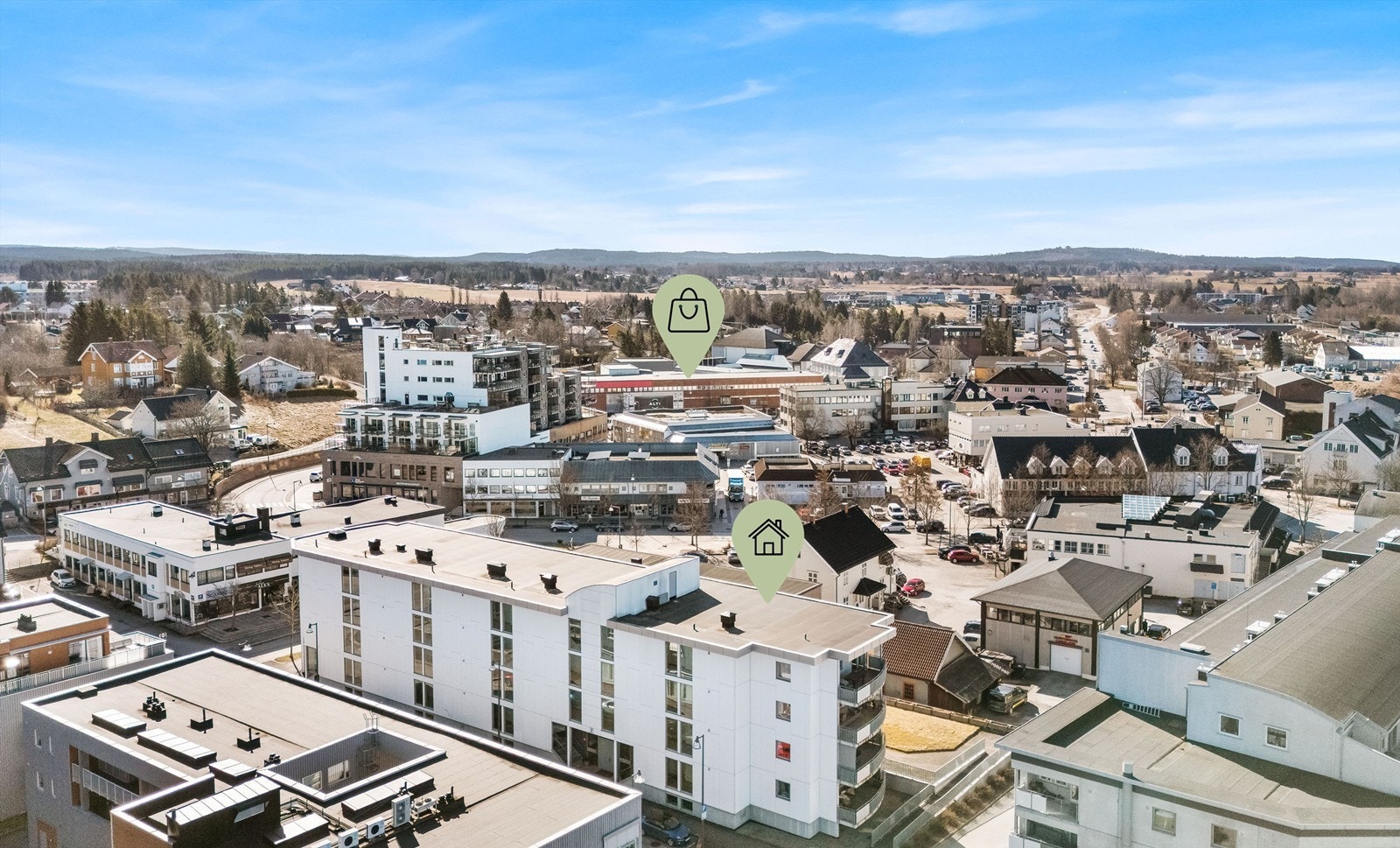Alti Årnes med ulike klesforretninger, apotek, bakeri, vinmonopol m.m er i umiddelbar nærhet. Nes kulturhus, med blant annet 3 kinosaler, er plassert i sentrum av Årnes. Galleribilde