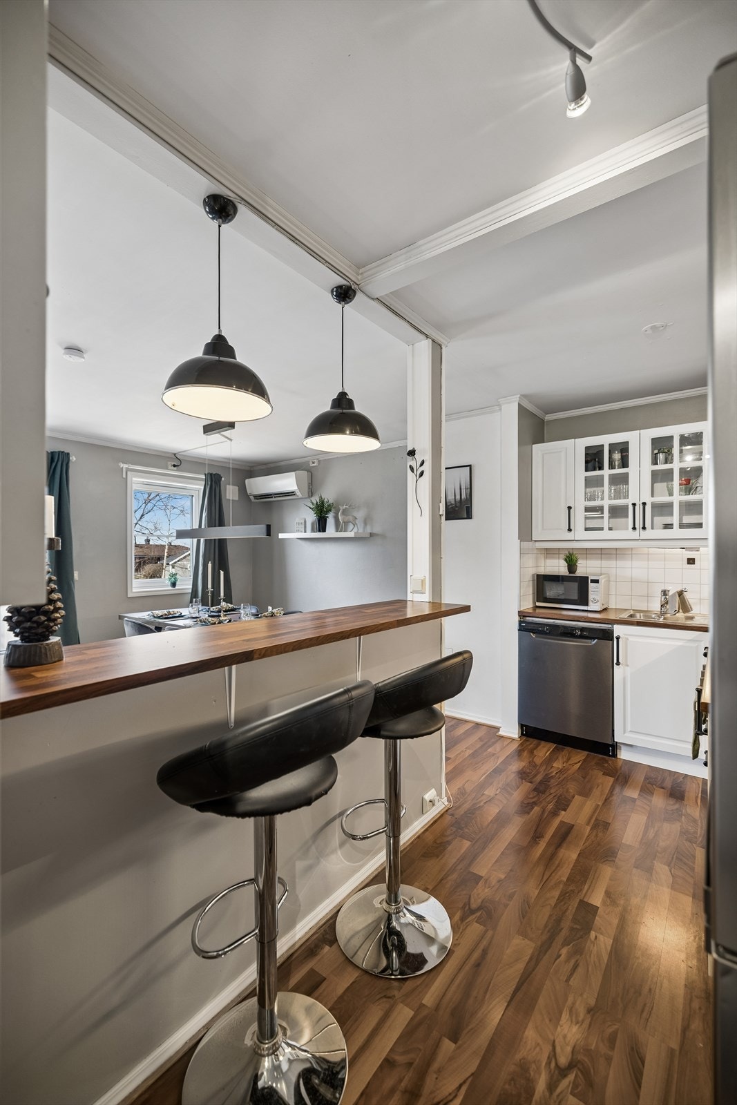 Barløsningen skaper et fint skille mot gangen og stuen, og er en fin plass for en rask frokost. Galleribilde