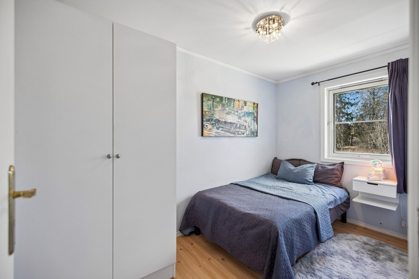 Det ene av leilighetens to soverom, med plass til seng og garderobeskap. Galleribilde